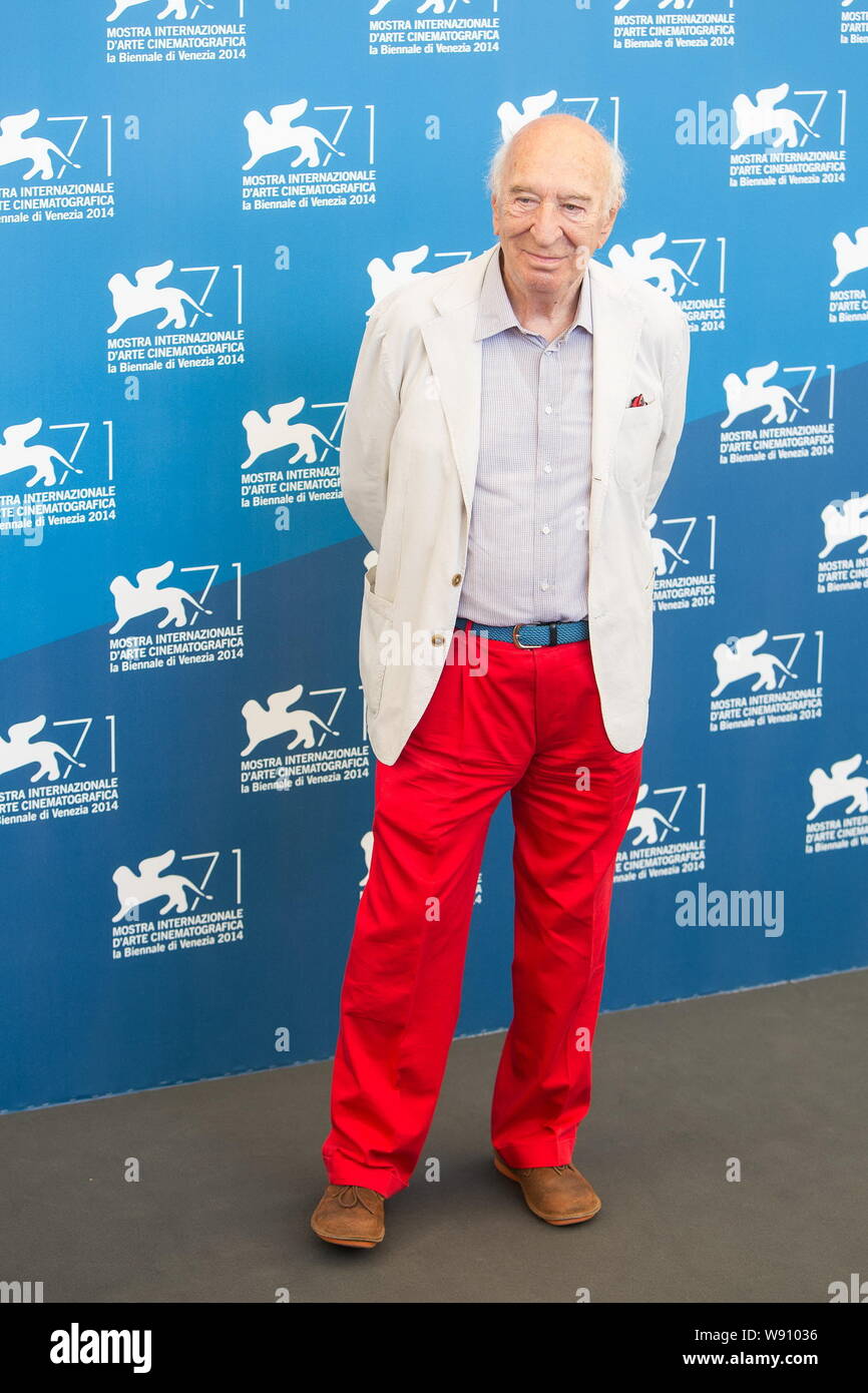 Le réalisateur italien Giuliano Montaldo pose à la photocall du jury lors de la 71e Festival du Film de Venise à Venise, Italie, 27 août 2014. Banque D'Images