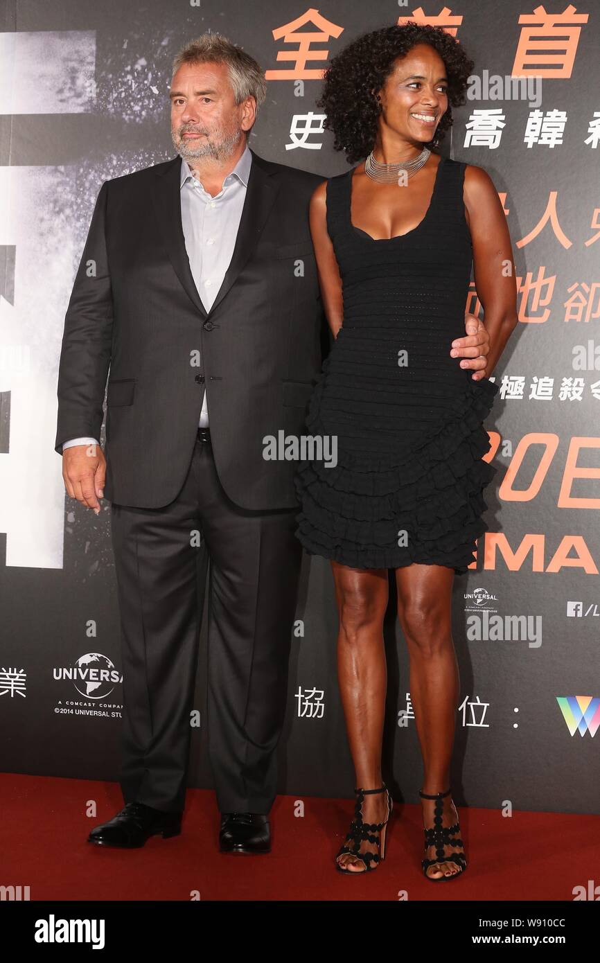 Le réalisateur français Luc Besson, à gauche, et son producteur épouse Virginie Silla, posent à une première pour leur film, Lucy, à Taipei, Taiwan, 18 août 2014. Banque D'Images