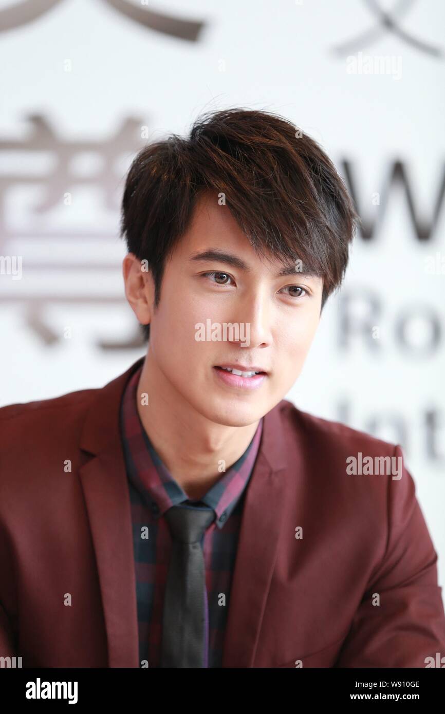 Acteur brunéiens Wu Chun pose au cours d'une cérémonie de signature pour devenir l'ambassadeur de l'image internationale de Royal Brunei Airlines à Shanghai, Chine, 21 Banque D'Images