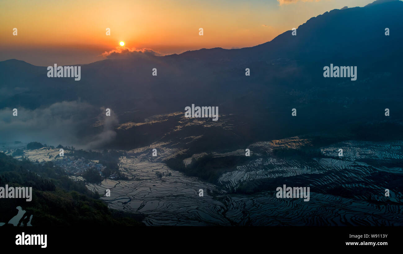 (190812) -- BEIJING, le 12 août 2019 (Xinhua) -- photo aérienne prise le 4 avril 2019 montre le lever du soleil paysage des champs en terrasses à Hani Yuanyang County, au sud-ouest de la province chinoise du Yunnan. La province du Yunnan, situé dans le sud-ouest de la Chine, est très riche en biodiversité grâce à ses conditions naturelles avantageuses de l'abondance des montagnes du plateau et climats distincts. La couverture forestière dans le Yunnan a atteint 60,3 pour cent, et la province est connue comme "Animal Kingdom" et "végétal". Yunnan énoncés l'objectif de construire dans la plus belle province de Chine. Il a mis beaucoup d'efforts Banque D'Images
