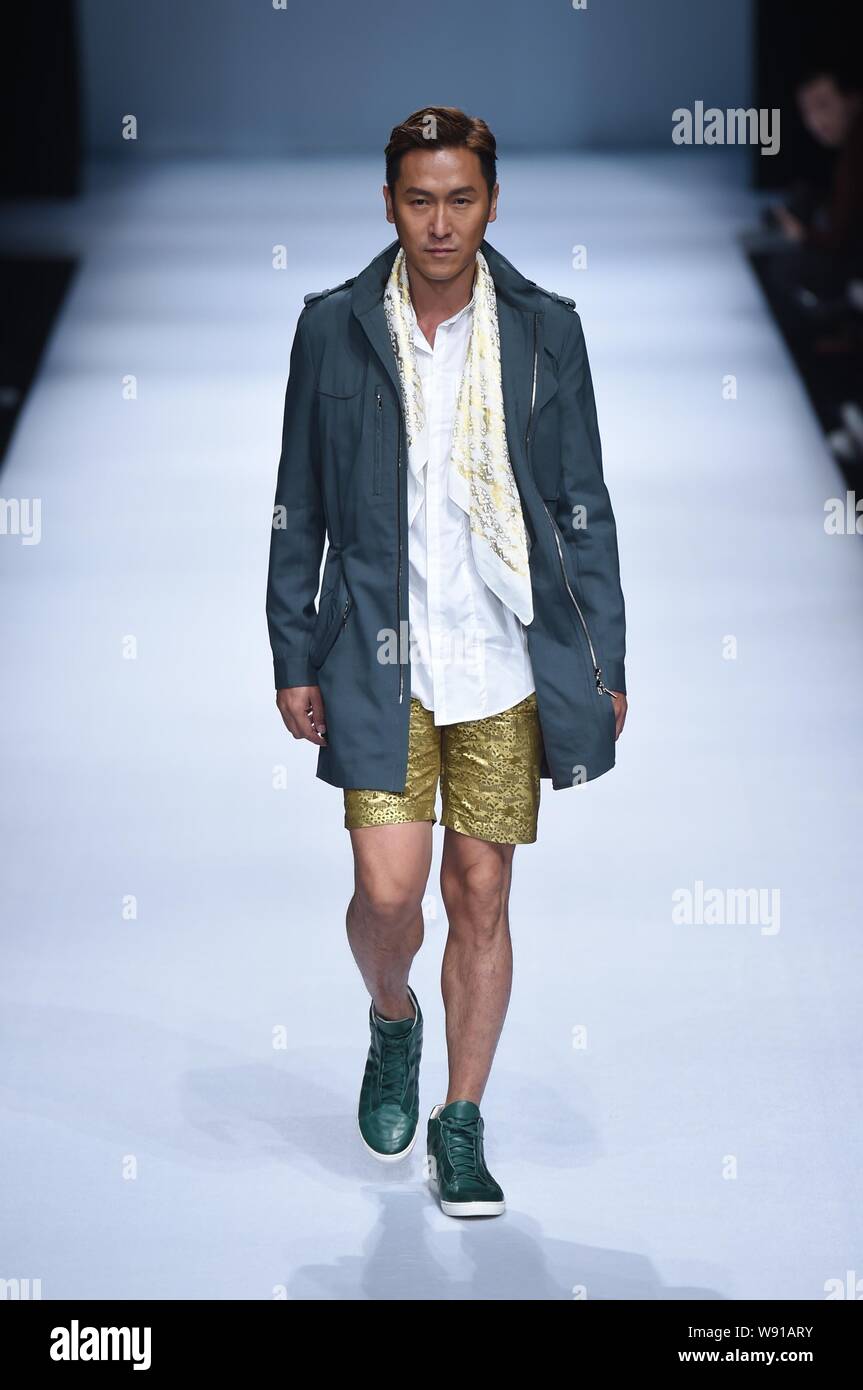 Hong Kong acteur Joe Ma Tak-chung affiche une nouvelle création à un défilé de mode commun de la Chine au cours de la Fashion Week Spring/Summer 2015 à être Banque D'Images