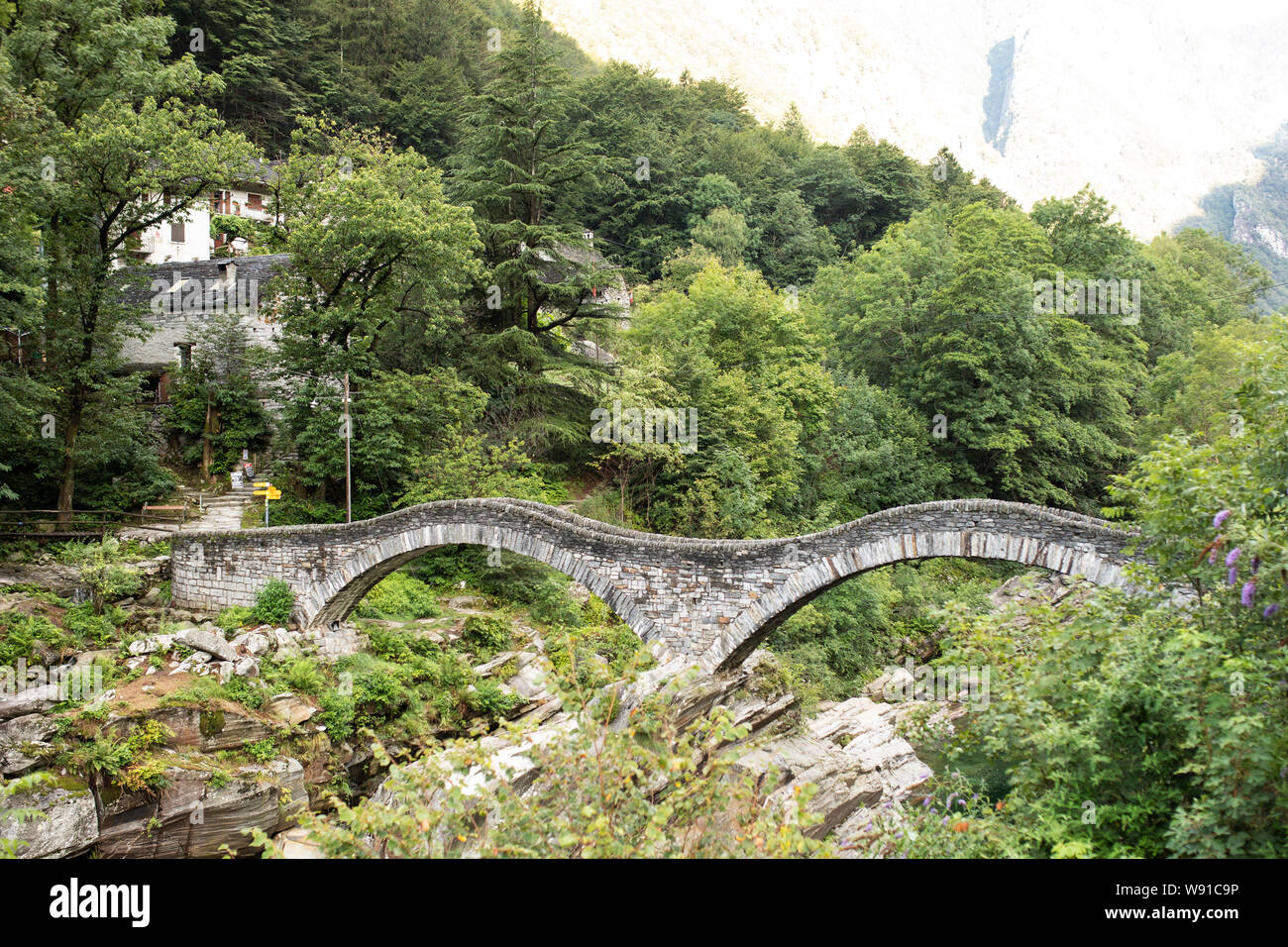 Le Ponte dei Salti, un célèbre pont de pierre sur la Verzasca River dans la petite ville de Lavertezzo, dans la région du Tessin en Suisse. Banque D'Images