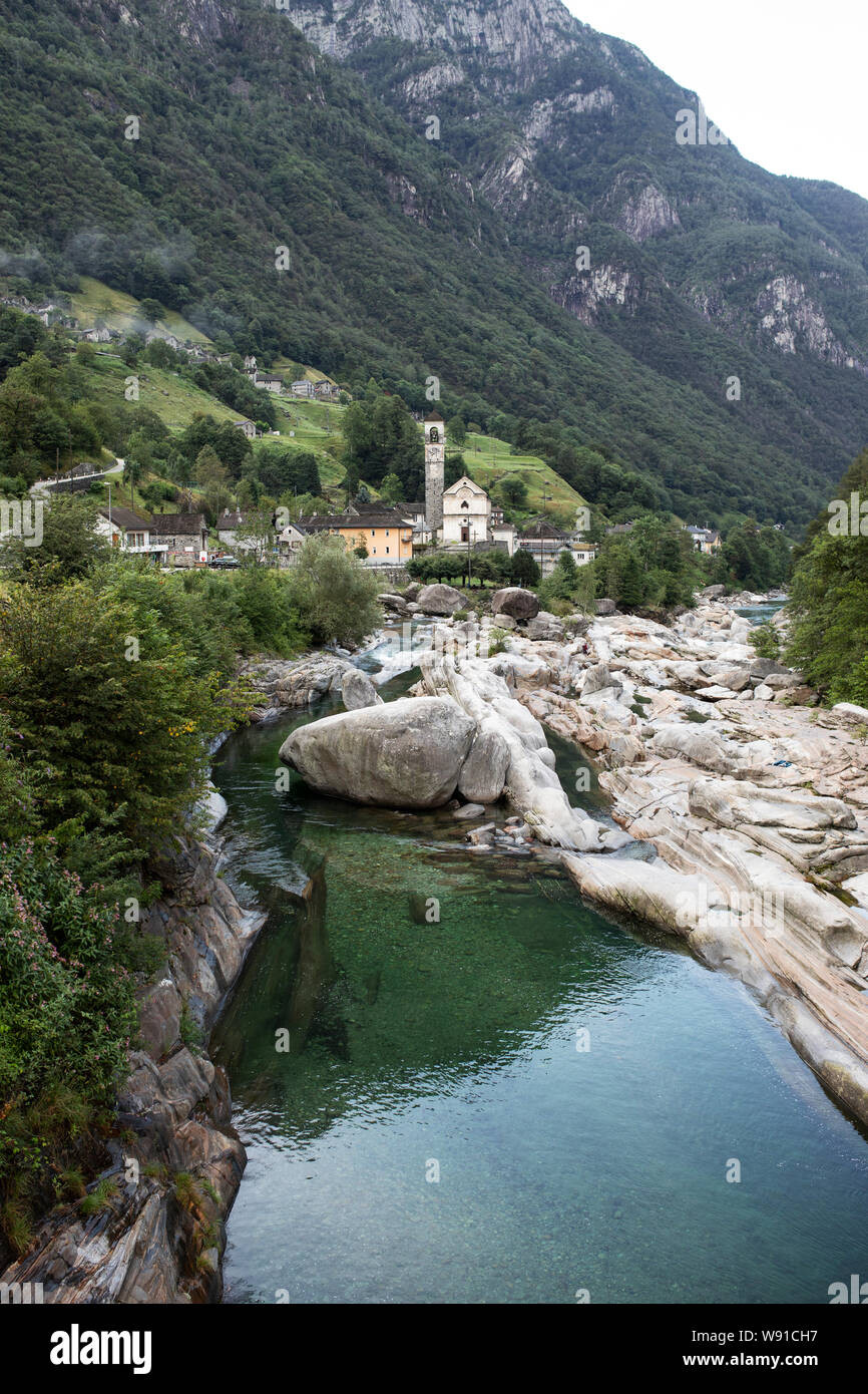 La vallée de Verzasca river et, en regardant vers la ville de Lavertezzo et son église de Santa Maria degli Angeli, dans la région du Tessin en Suisse. Banque D'Images
