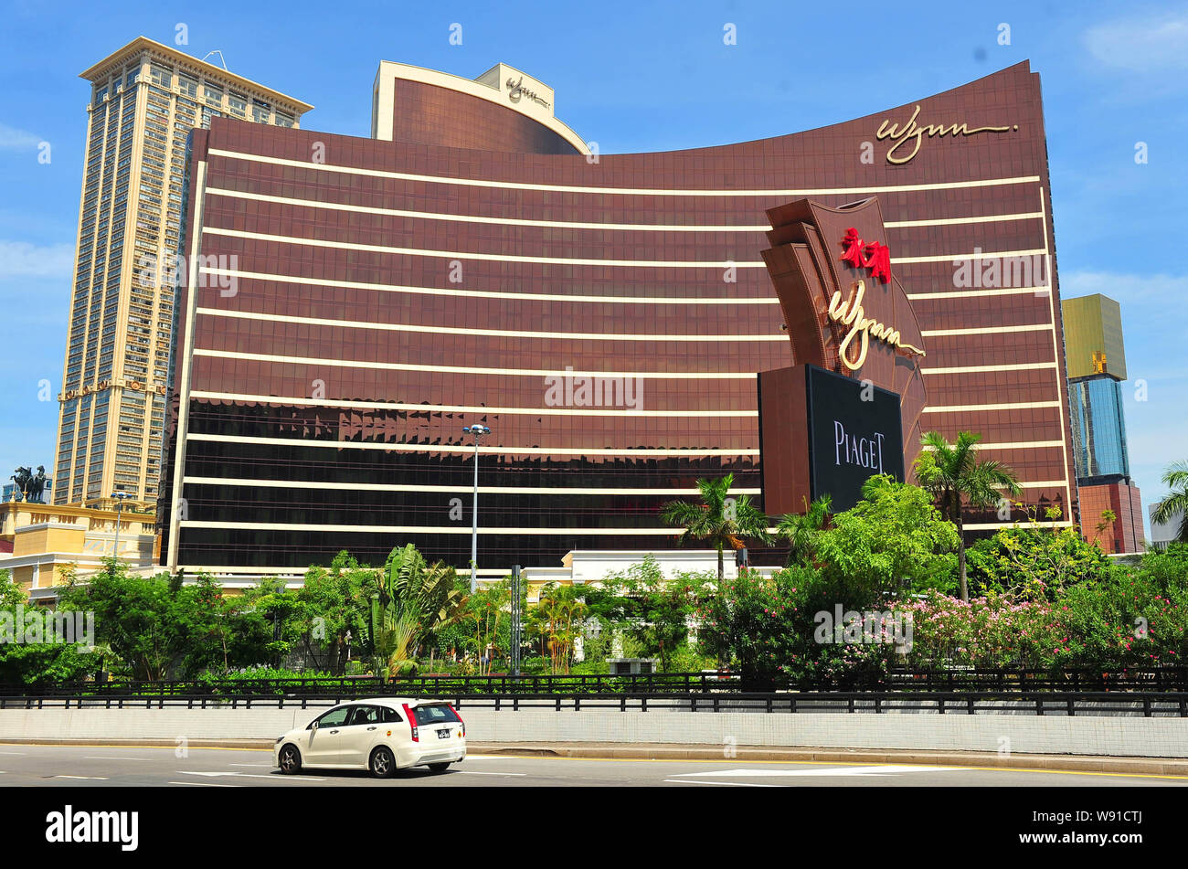 --FILE--une voiture passe près de Wynn Macau casino à Macao, Chine, 26 juillet 2011. Wynn Resorts Ltd., le casino société contrôlée par le milliardaire Steve Wynn, Banque D'Images