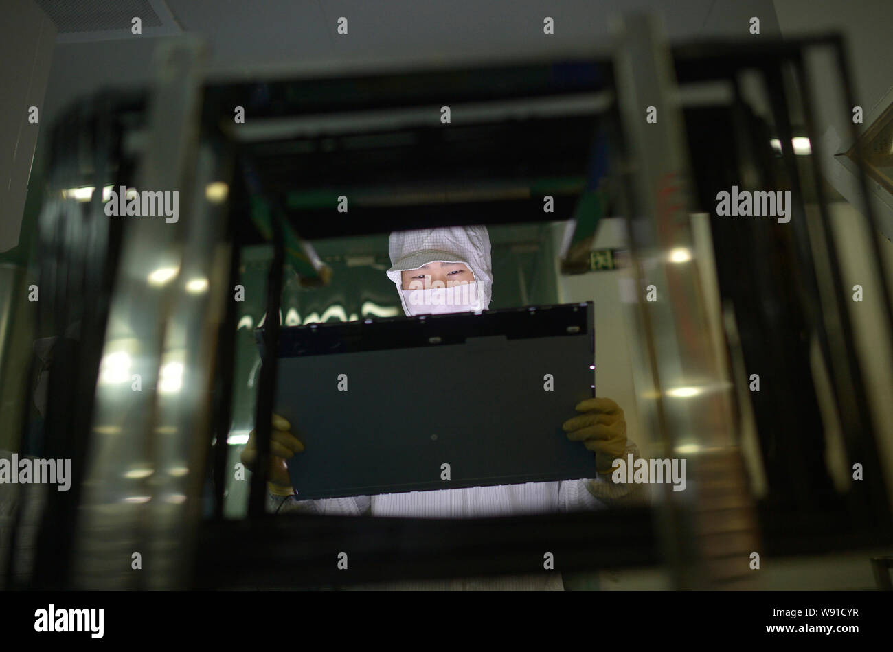 --FILE--Un travailleur chinois se compose d'un moniteur à écran plat à l'usine de Wuhan Hengsheng Optoelectronic Co., Ltd. à Wuhan, Chine centrale Banque D'Images