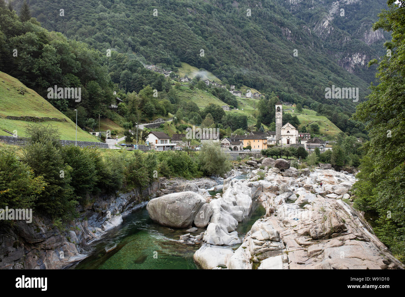 La vallée de Verzasca river et, en regardant vers la ville de Lavertezzo et son église de Santa Maria degli Angeli, dans la région du Tessin en Suisse. Banque D'Images
