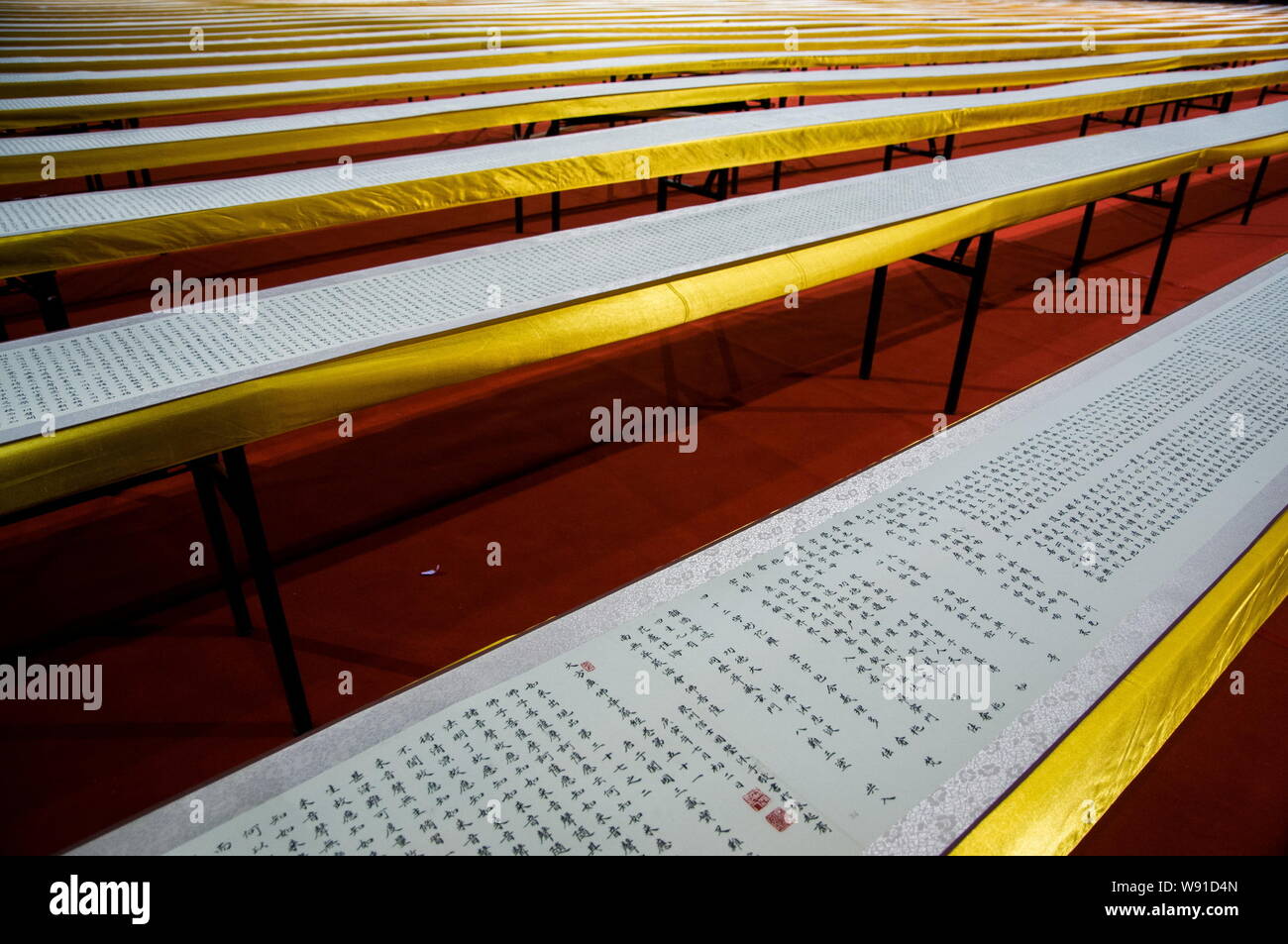 Les volutes des sutra bouddhiste écrit par résident chinois il Guojian s'affichent dans un gymnase de basket-ball dans la ville de Shenzhen, Guangdong, Chine du sud Banque D'Images