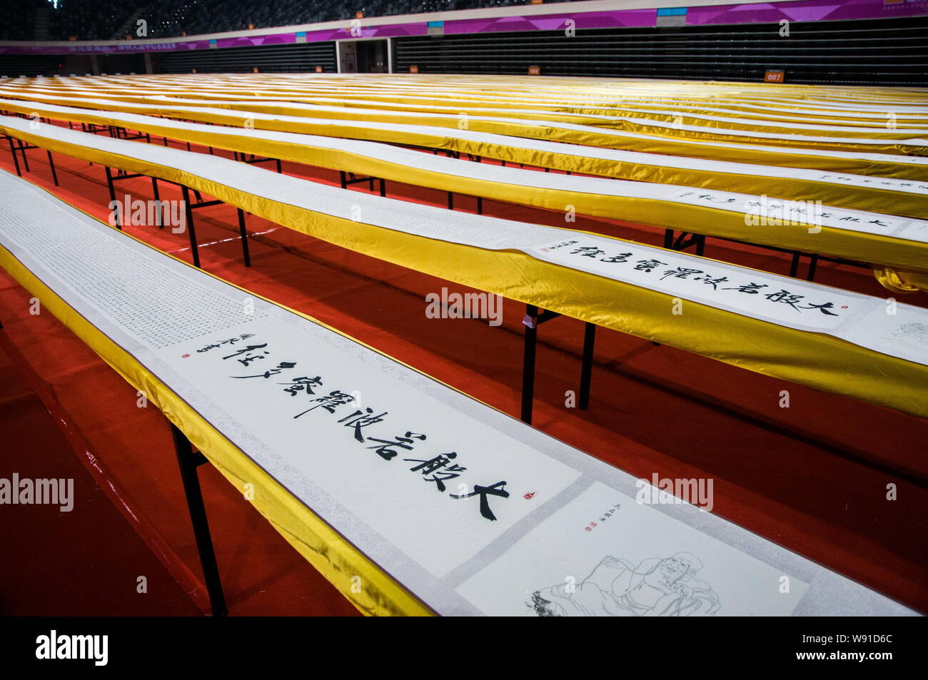 Les volutes des sutra bouddhiste écrit par résident chinois il Guojian s'affichent dans un gymnase de basket-ball dans la ville de Shenzhen, Guangdong, Chine du sud Banque D'Images