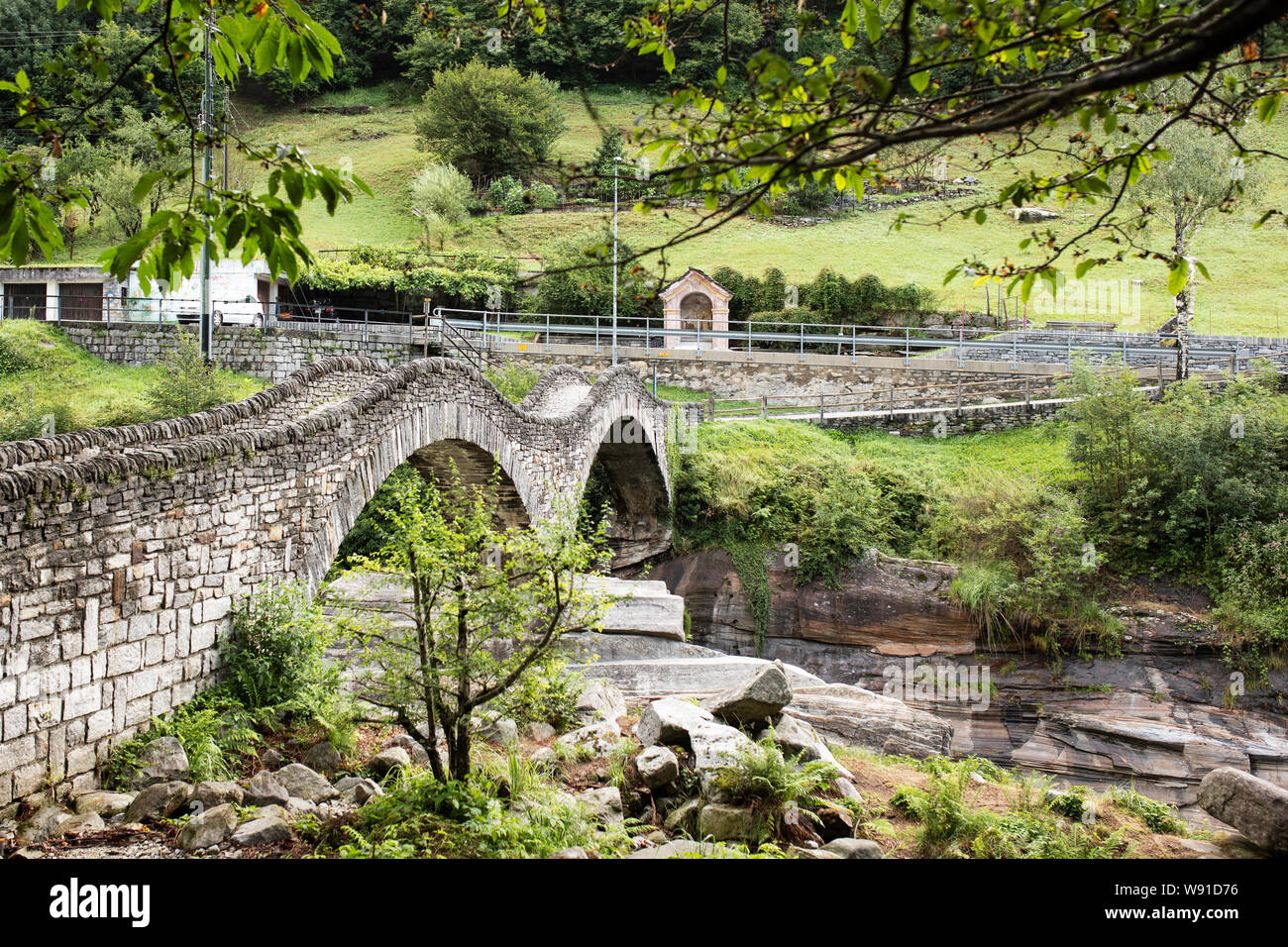 Le Ponte dei Salti, un célèbre pont de pierre sur la Verzasca River dans la petite ville de Lavertezzo, dans la région du Tessin en Suisse. Banque D'Images