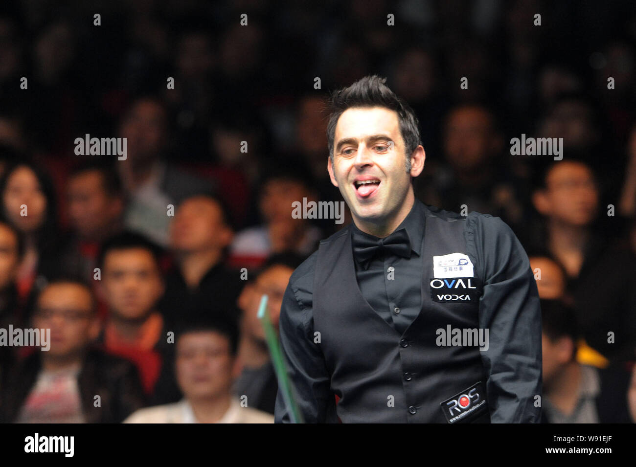 Ronnie OSullivan de l'Angleterre réagit après avoir raté un tir contre Liang Wenbo de Chine dans leur deuxième match de la World Snooker 2013 Internationa Banque D'Images