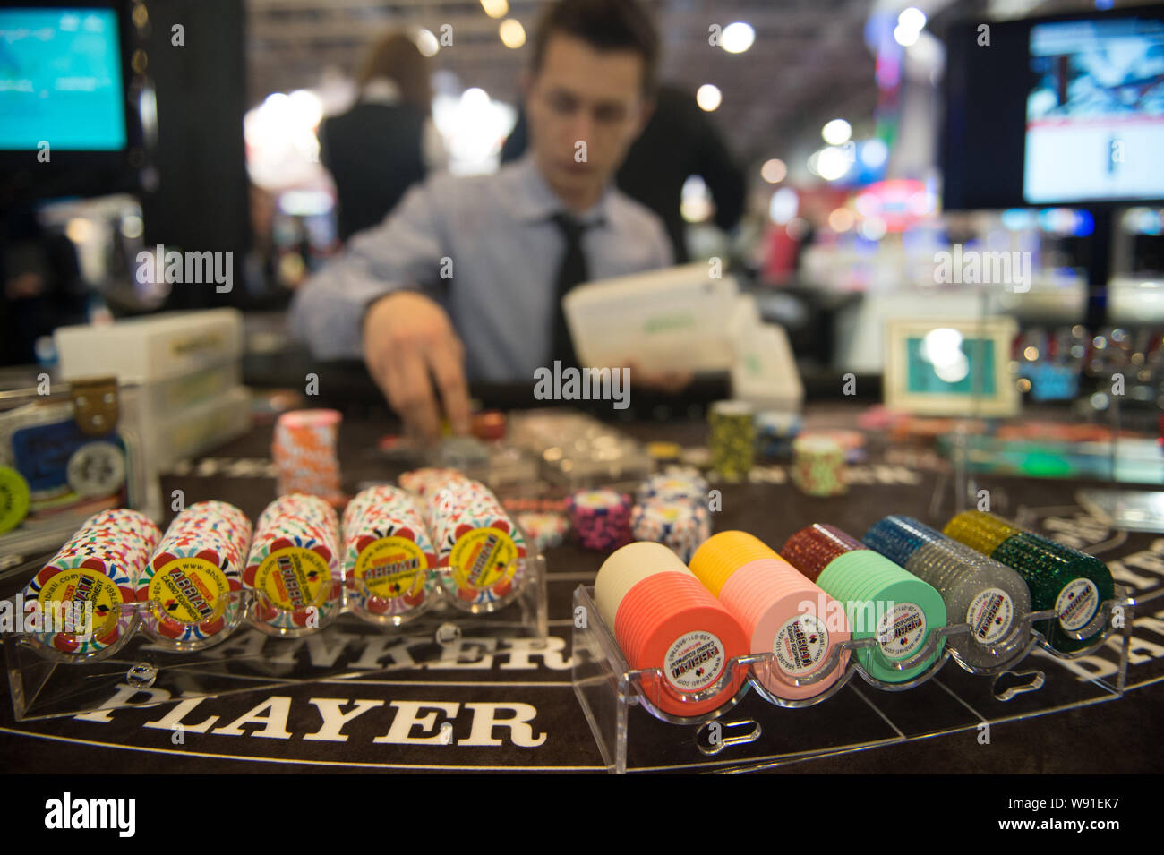 Un employé prépare des jetons sur une table de jeu au cours de la 7e Global Gaming Expo Asia (G2E Asia 2013) à Macao, Chine, 22 mai 2013. L'industrie de Casino Banque D'Images