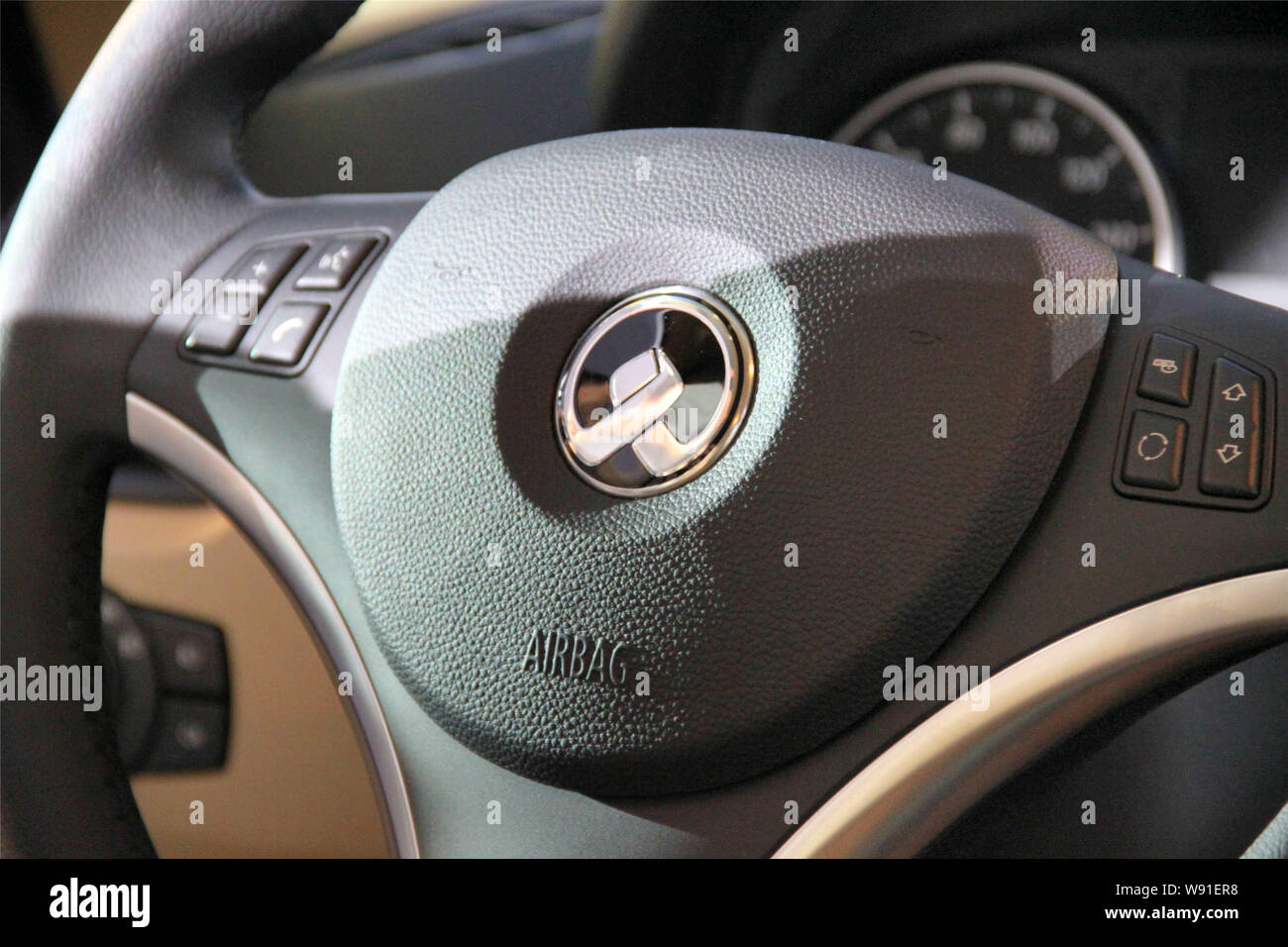 Le volant d'un Zinoro 1E voiture électrique de BMW Brilliance Automotive est représenté à la cérémonie de lancement pour le modèle de voiture dans la ville de Guangzhou, de sorte Banque D'Images