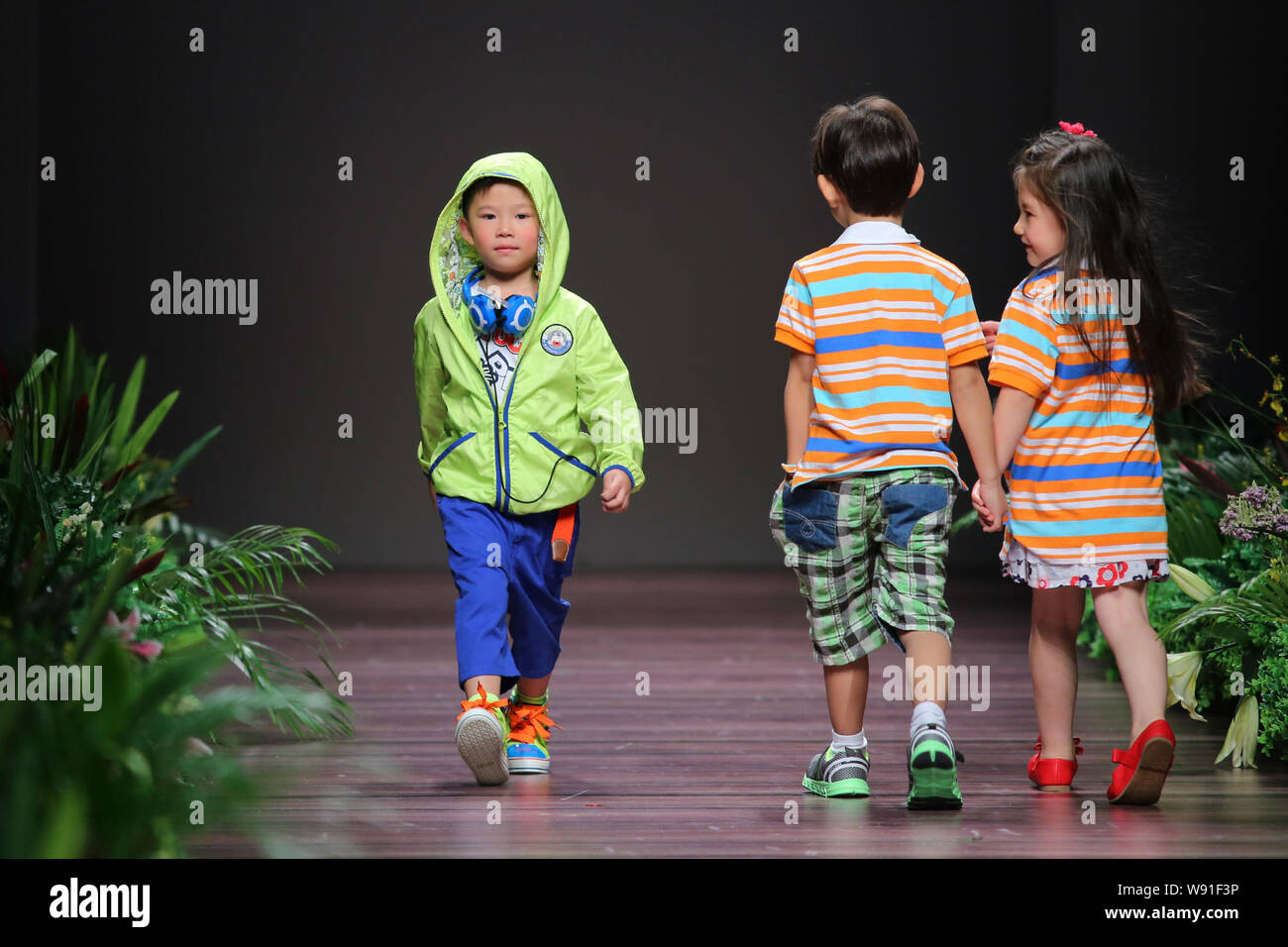 Les jeunes enfants afficher les nouvelles créations de designer à l'Enhuan Tuotu Zhao Kids Fashion Show durant la Semaine de la mode de Chine le printemps/été 2014 à Beijing, C Banque D'Images