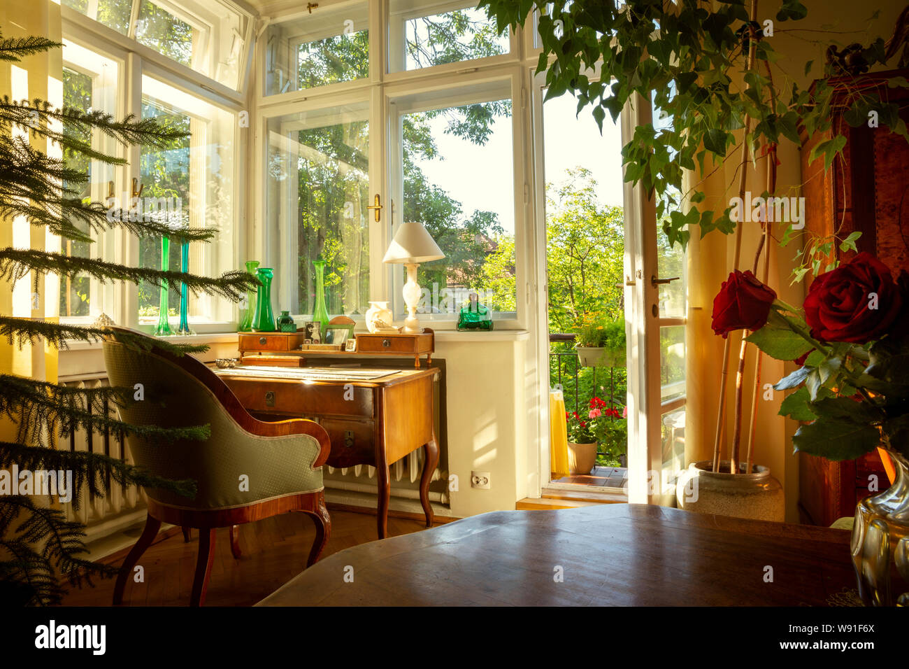 Vintage cabinet plein de meubles anciens Banque D'Images