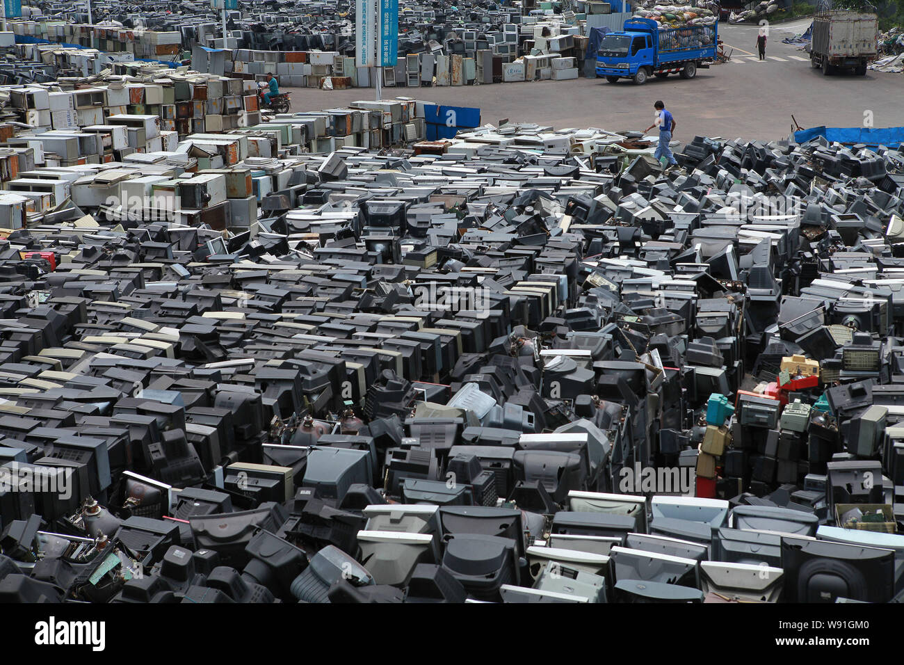 --FILE--Piles de jetée périmée de tube (tube cathodique) de téléviseurs, réfrigérateurs et autres appareils électriques à être recyclées dans une cour à Neijian Banque D'Images