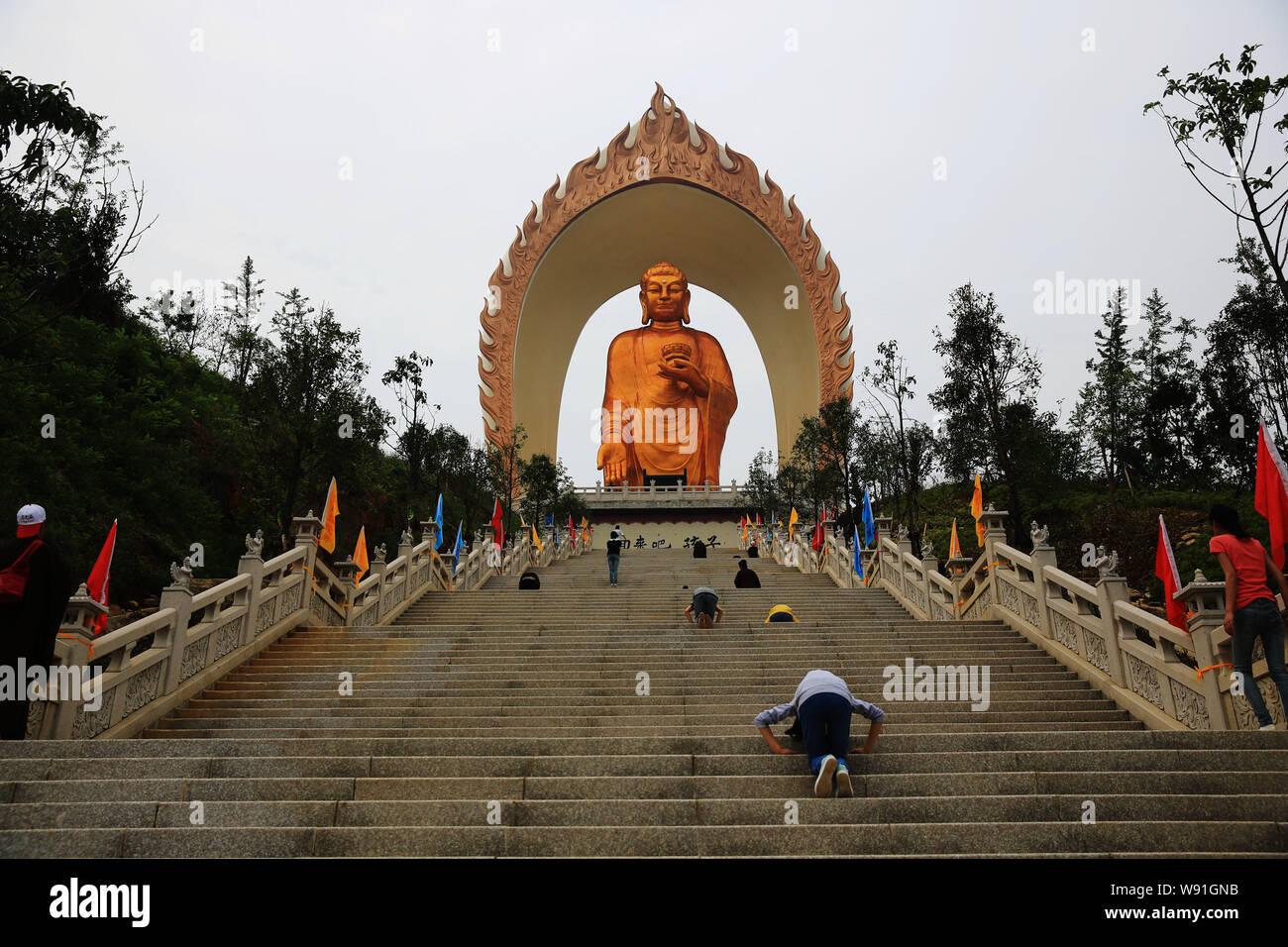Adeptes du culte les mondes plus grand statue de Bouddha, Bouddha Donglin après qu'il a obtenu dans le comté de Xingzi doré, province de Jiangxi, Chine de l'Est 19 mai 2013. Banque D'Images