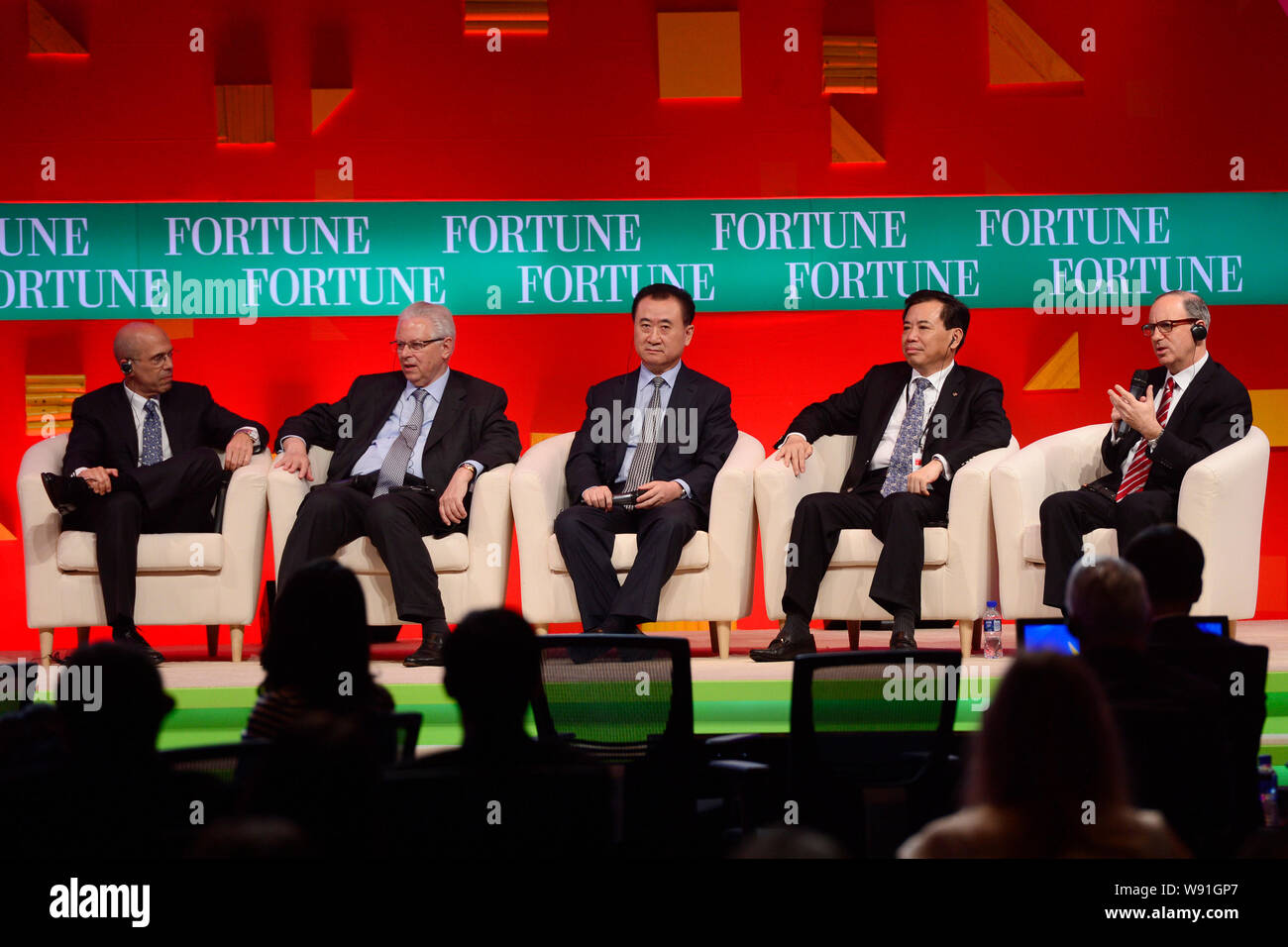 (De gauche) Jeffrey Katzenberg, PDG de DreamWorks SKG, Stefano Pessin, président-directeur général d'Alliance Boots, Wang Jianlin, PDG de Wanda Group, Li Dongsh Banque D'Images