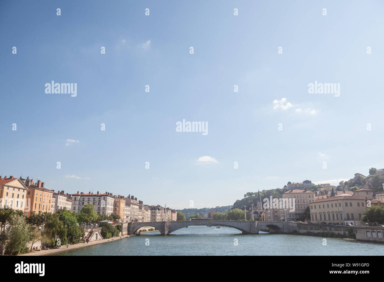 Panorama de Saône et les quais de Saône rive et riverside dans le centre-ville de Lyon, à côté de la Colline de la colline de Fourvière Photo de t Banque D'Images