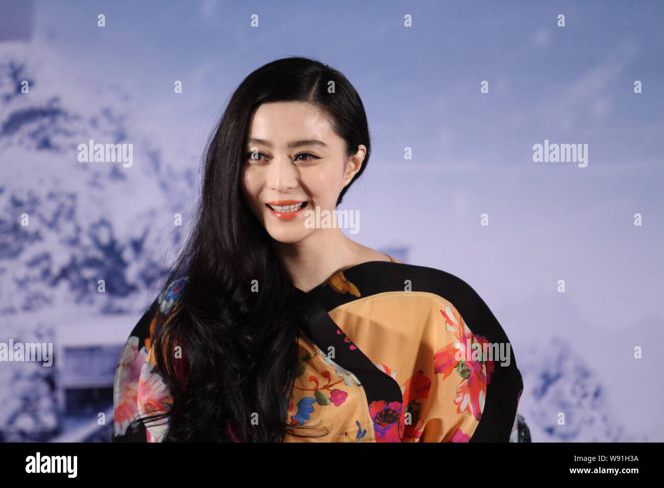 L'actrice chinoise Fan Bingbing, sourit lors d'une conférence de presse du film, sorcière aux cheveux blancs, à Beijing, Chine, 2 avril 2013. Banque D'Images