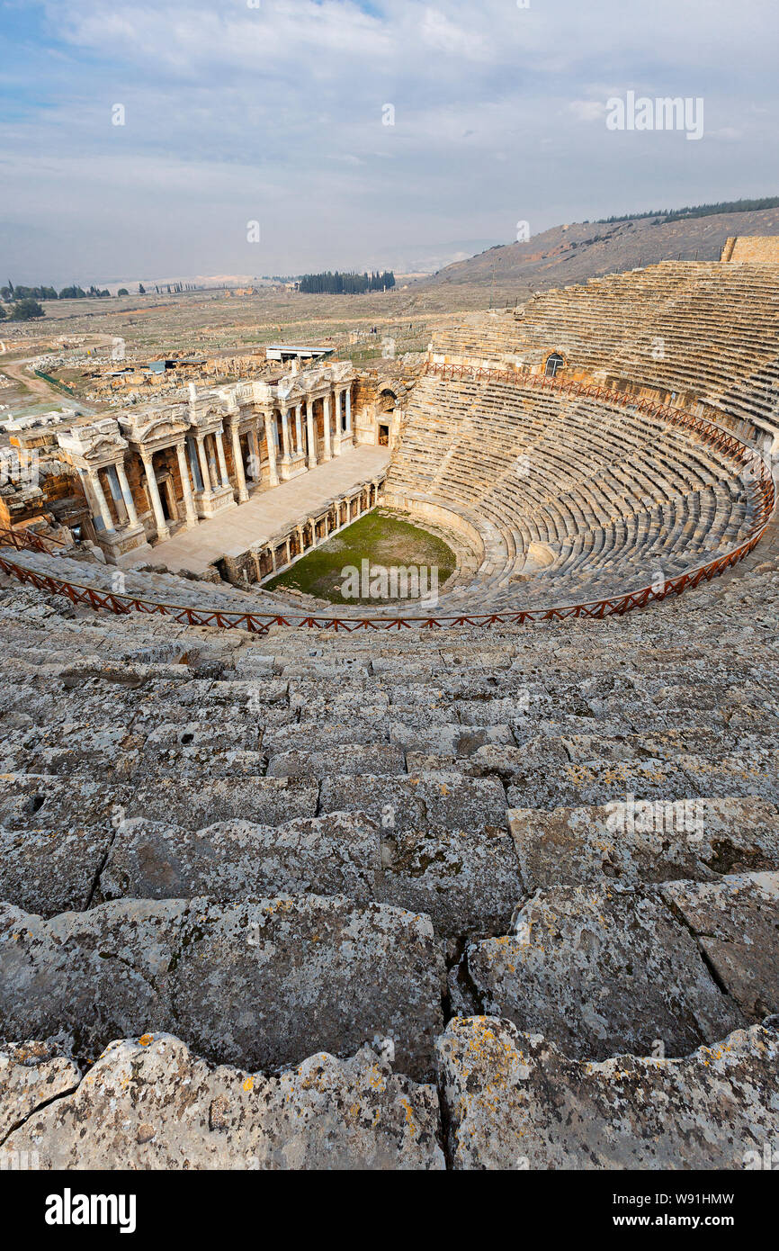 Amphithéâtre romain dans les ruines d'Hiérapolis, à Pamukkale, Turquie. Banque D'Images