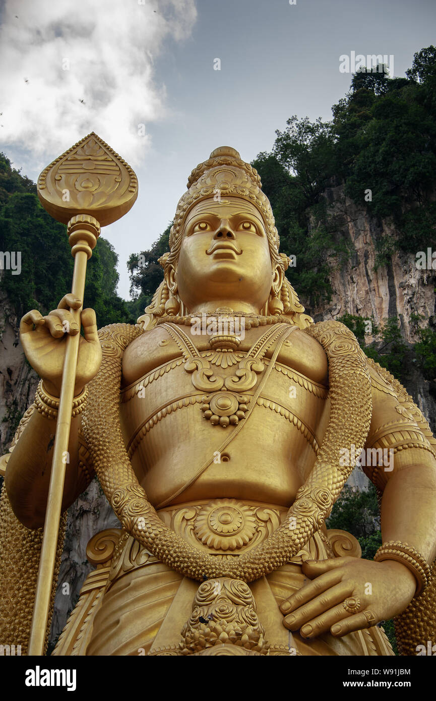 Lord Murugan statue à l'entrée de la Grottes de Batu près de Kuala Lumpur, Malaisie. Banque D'Images