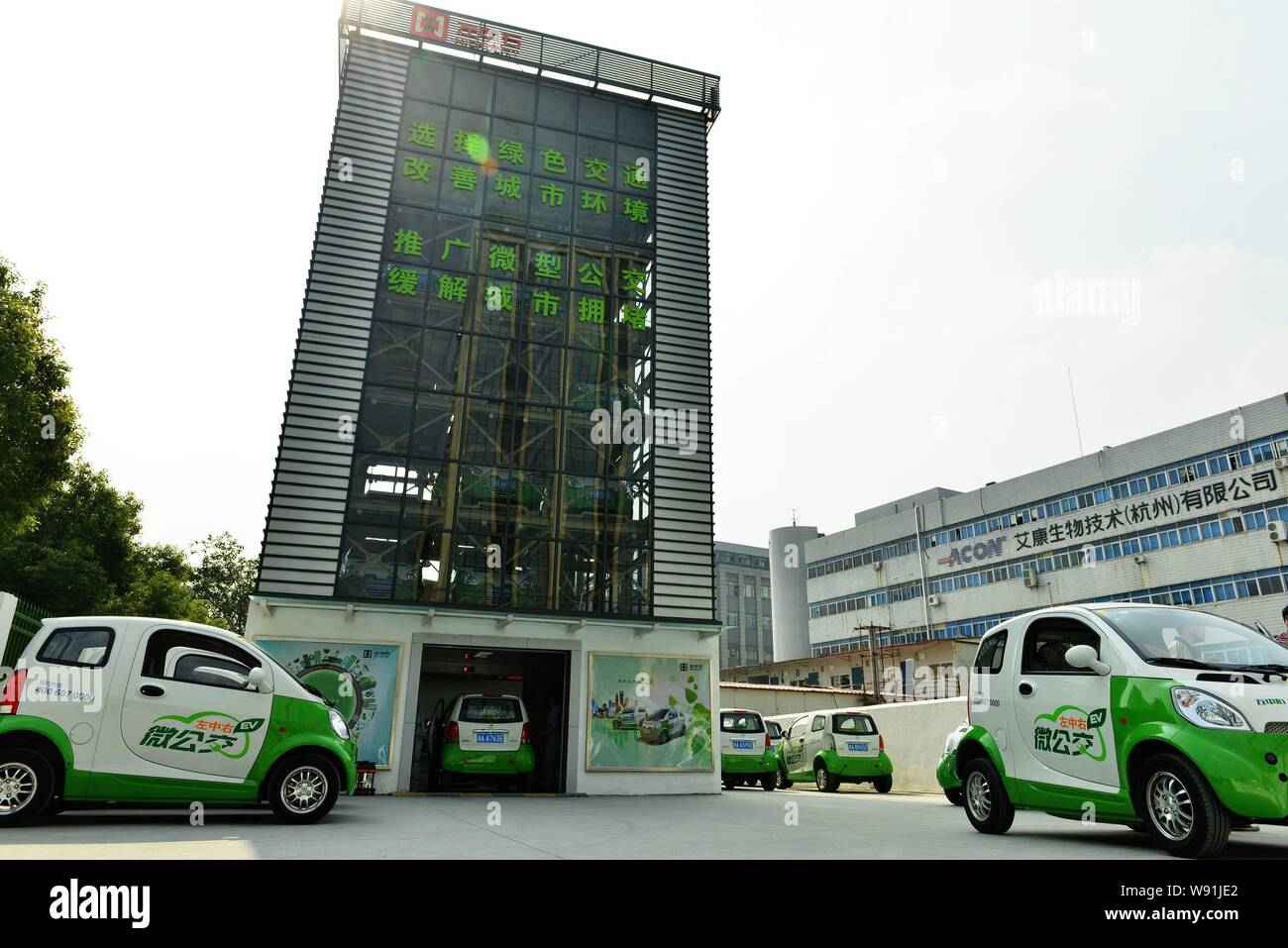 Compact électrique Les voitures sont garées à un VE de location de voitures dans la ville de Hangzhou, province de Zhejiang, Chine de l'est le 23 octobre 2013. Le gouvernement de l'Hangzho Banque D'Images