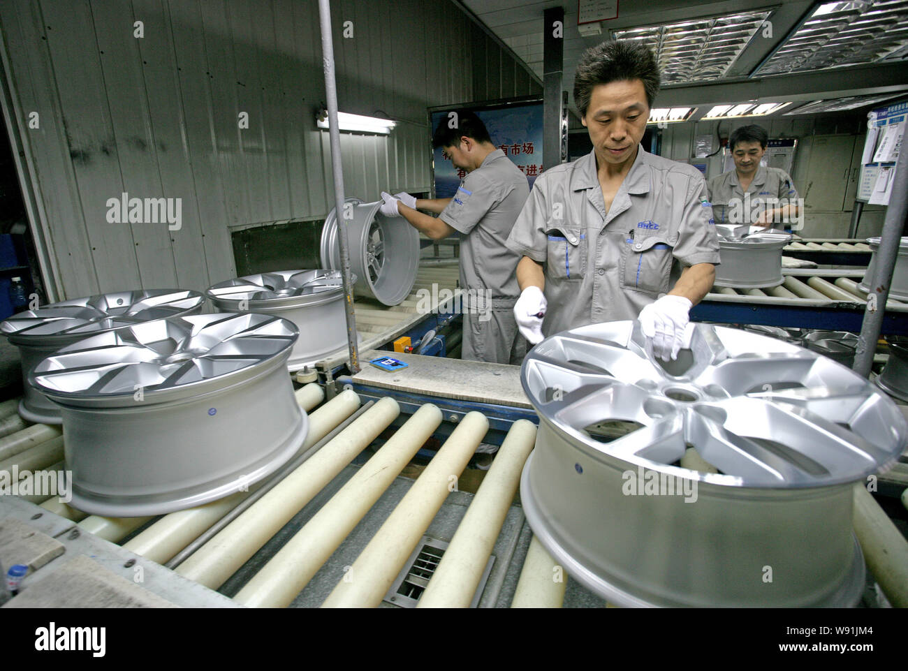 - Un fichier de contrôle de la qualité chinois--examiner les jantes de voiture sur la ligne de production dans une usine de fabrication de roues Dicastal Sanmenxia Co., Ltd. à Sanm Banque D'Images