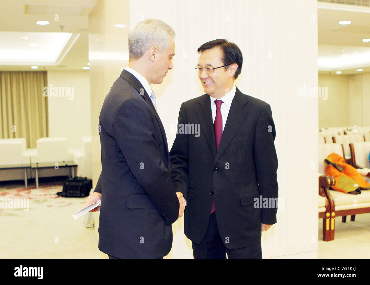 Gao Hucheng, droite, ministre du Commerce de Chine, se réunit et serre la main du maire de Chicago, Rahm Emanuel Rahm Emanuels visite sur la Chine à signer l'EAG Banque D'Images