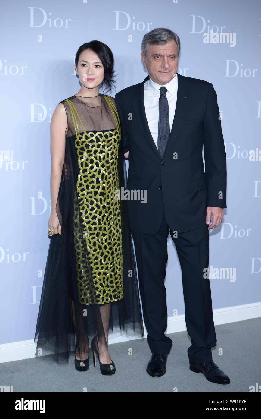 L'actrice chinoise Zhang Ziyi (à gauche) et Dior Président et chef de la direction Sidney Toledano posent pour les photos qu'ils arrivent à la Dior haute cout Banque D'Images