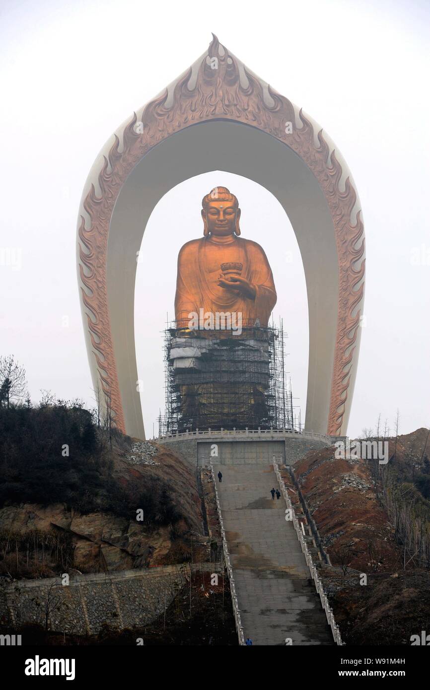 La plus haute statue de Bouddha du monde, Donglin Bouddha est en construction dans le comté de Xingzi, province de Jiangxi, Chine du Sud, 23 janvier 2013. Les mondes Banque D'Images