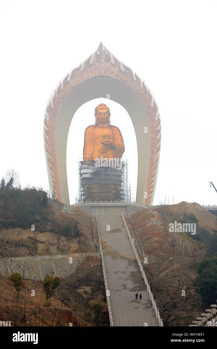 La plus haute statue de Bouddha du monde, Donglin Bouddha est en construction dans le comté de Xingzi, province de Jiangxi, Chine du Sud, 23 janvier 2013. Les mondes Banque D'Images