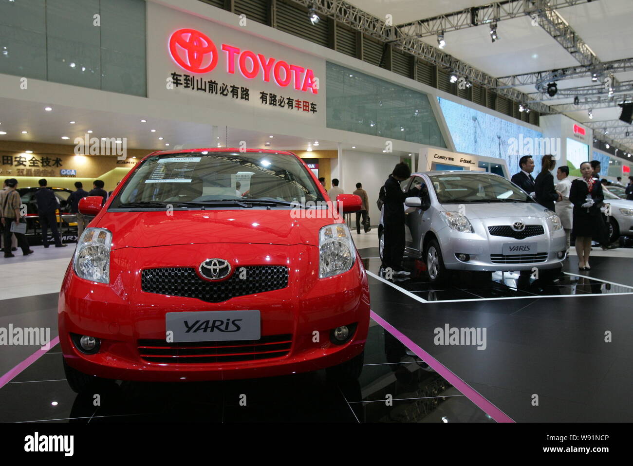 --FILE--personnes visitent le stand de Toyota Yaris lors d'une exposition d'automobiles à Shanghai, Chine, le 27 avril 2009. Les mondes meilleures ventes de carmaker, Banque D'Images