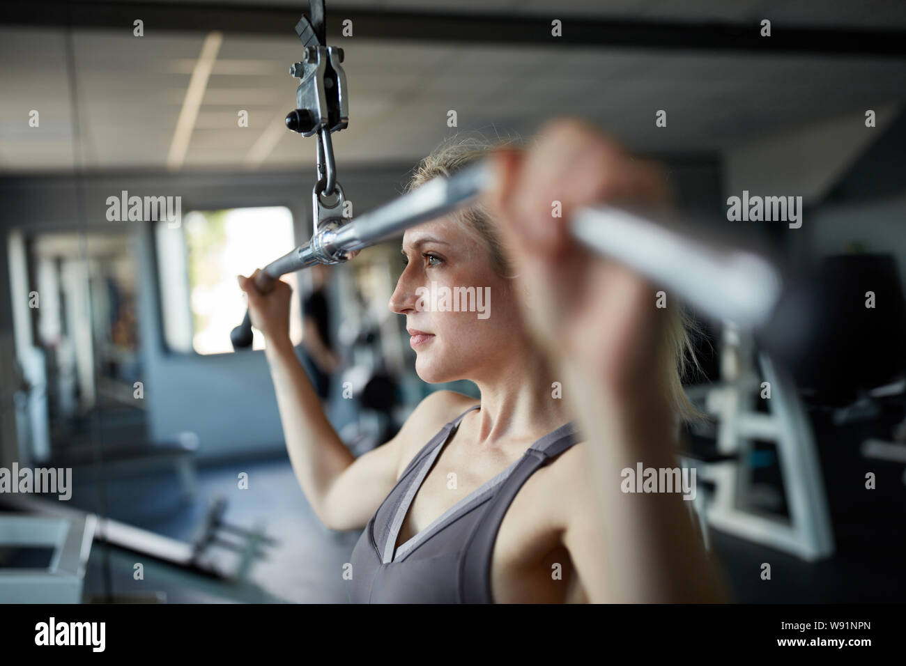 Jeune femme en formation pour le retour du muscle grand dorsal à la gare Banque D'Images