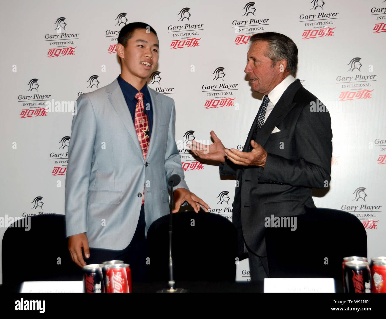 La légende de golf sud-africain Gary Player, droit, parle avec golfeur chinois Guan Tianlang lors d'une conférence de presse pour le Gary Player Invitational golf tour Banque D'Images