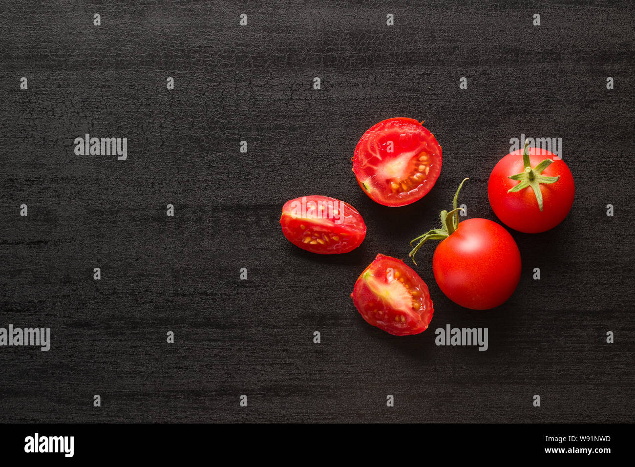Tranches de tomates rouges sur le tableau noir. Vue d'en haut. Banque D'Images