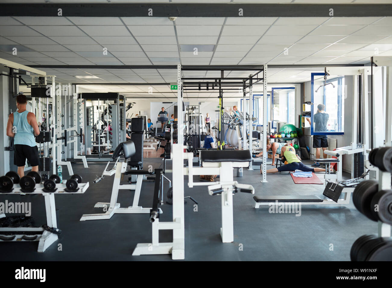 Les athlètes dans le centre de remise en forme avec une variété d'équipement Banque D'Images