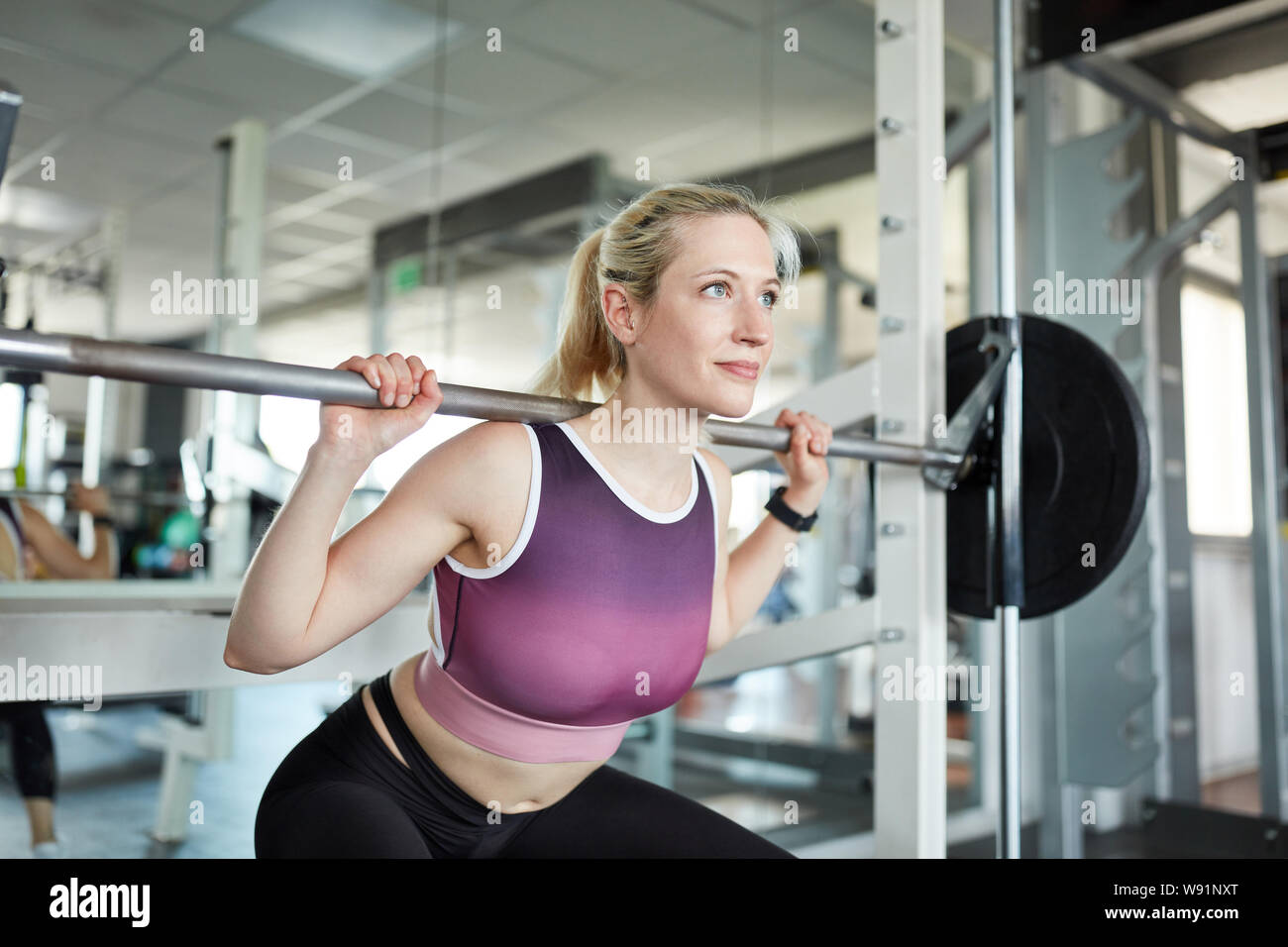 Poids de levage de femme dans un centre de remise en forme Banque D'Images
