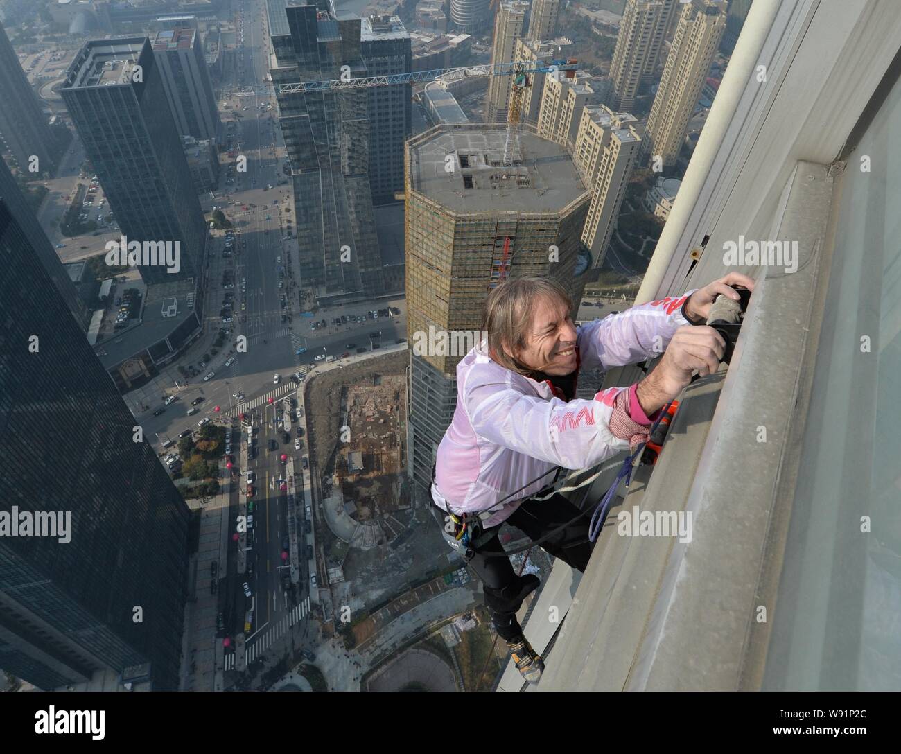 Spiderman français Alain Robert est l'ascension de la 288 mètres de haut bâtiment du centre de l'Horizon Shimao en ville de Shaoxing, province de Zhejiang, Chine de l'est décembre 20 01 21 Banque D'Images