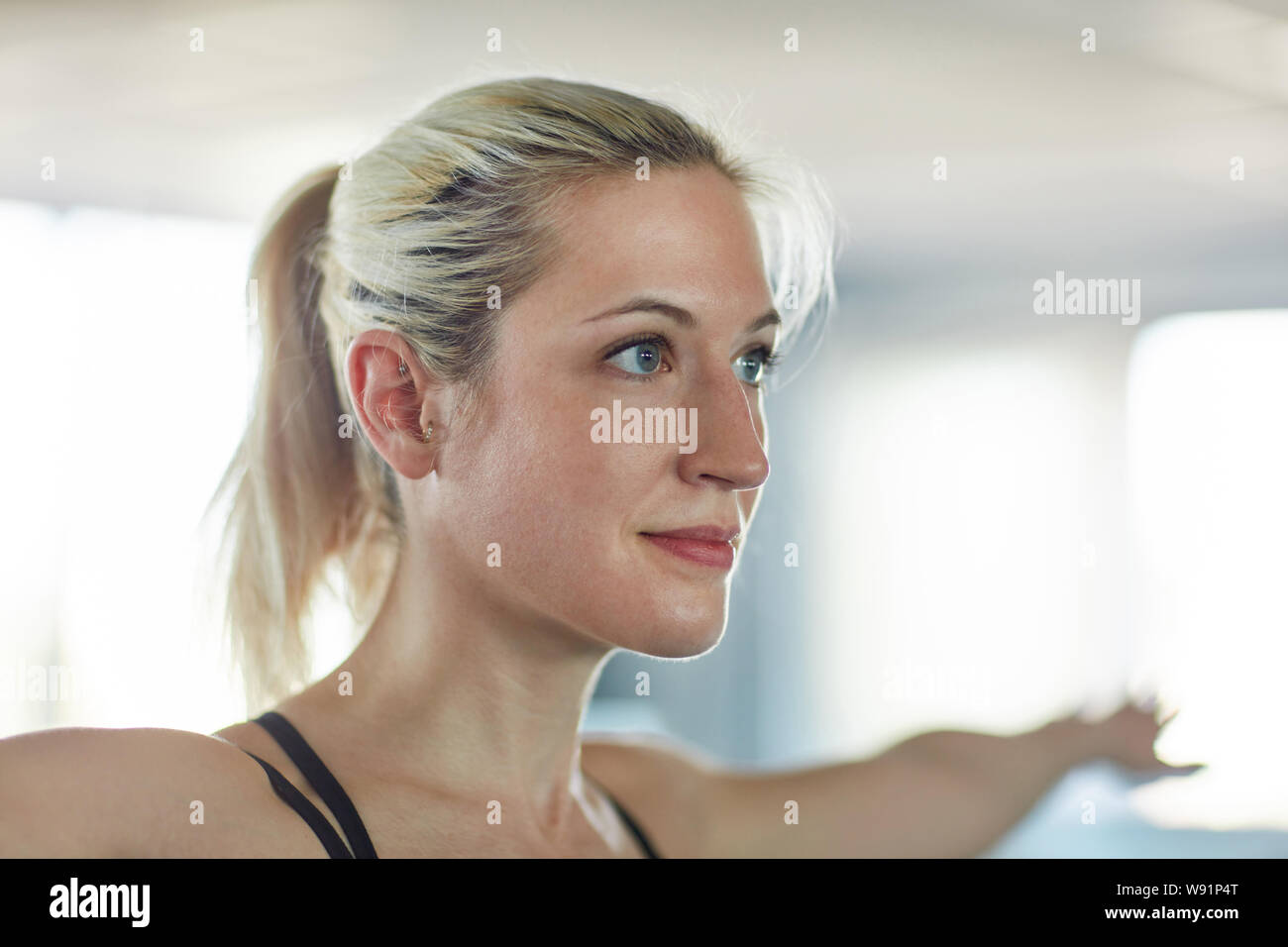 Young woman doing fitness workout tout en étirant les bras dans la salle de sport Banque D'Images