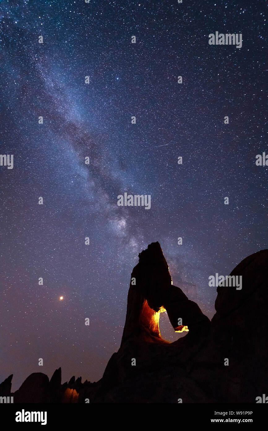 La Voie Lactée plus de boot Arch dans les Alabama Hills ci-dessous Mount Whitney, l'Est de la Sierra, en Californie Banque D'Images