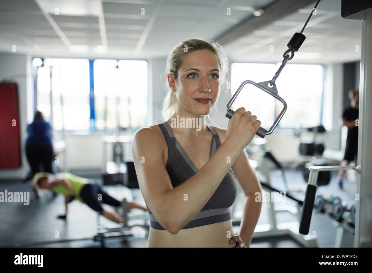 Jeune femme dans le centre de remise en forme à la gare de trains le muscle triceps Banque D'Images