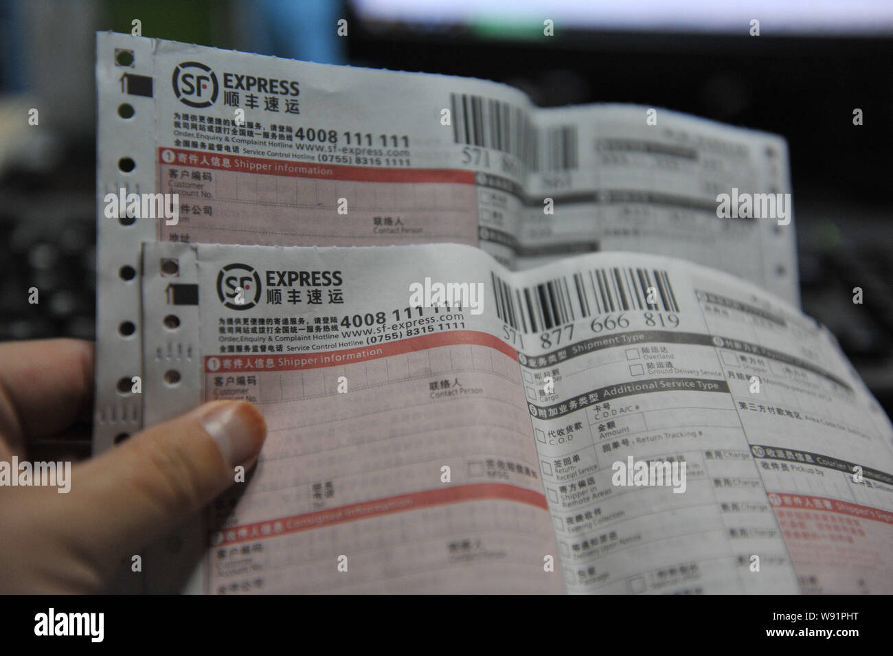 --FILE -- Un client montre des lettres de transport express de SF Express à Hangzhou city, province de Zhejiang, Chine de l'Est 30 novembre 2012. Private equity chinois fi Banque D'Images