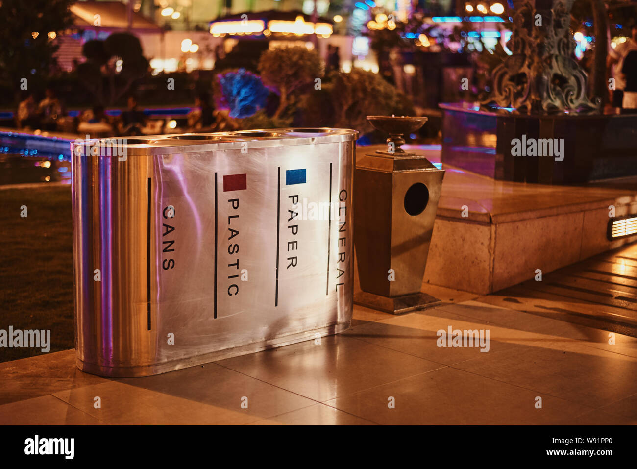 Conteneurs pour la collecte séparée des déchets dans la rue de la ville de nuit Banque D'Images