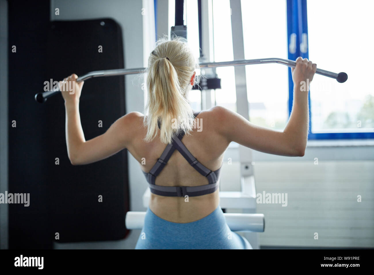 Femme sportive tirant sur comme la formation de force pour le retour à la gare Banque D'Images