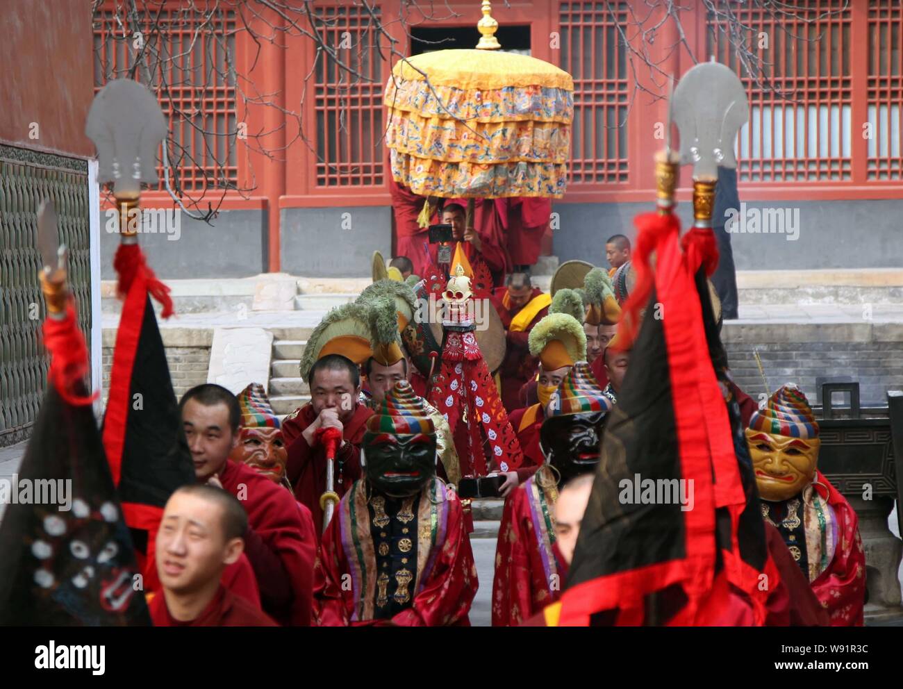 Lamas battre tambours et cymbales de Yonghegong Lama Temple dans le cadre d'un rituel annuel de prier pour la prospérité de Beijing, Chine, 11 mars 2013. L masqué Banque D'Images