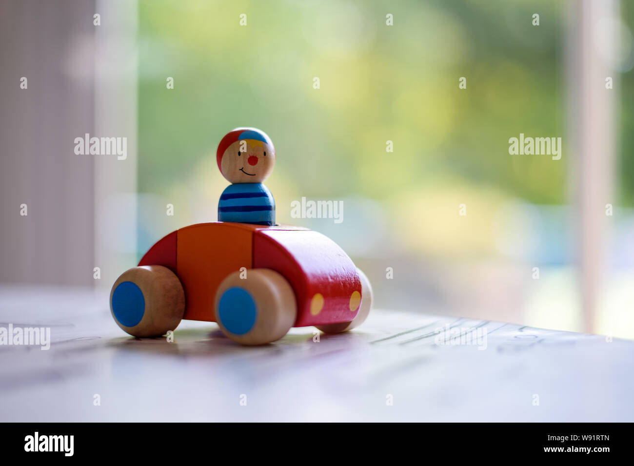 Voiture jouet en bois pour bébés sur une table Banque D'Images