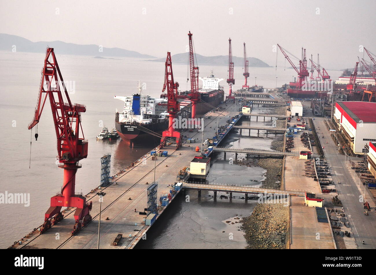 --FILE--un navire en construction est perçue sur le chantier naval de Shandong Heavy Industry Co., sur une île de l'archipel de Zhoushan, sud-est, Chine Zhejiang provi Banque D'Images