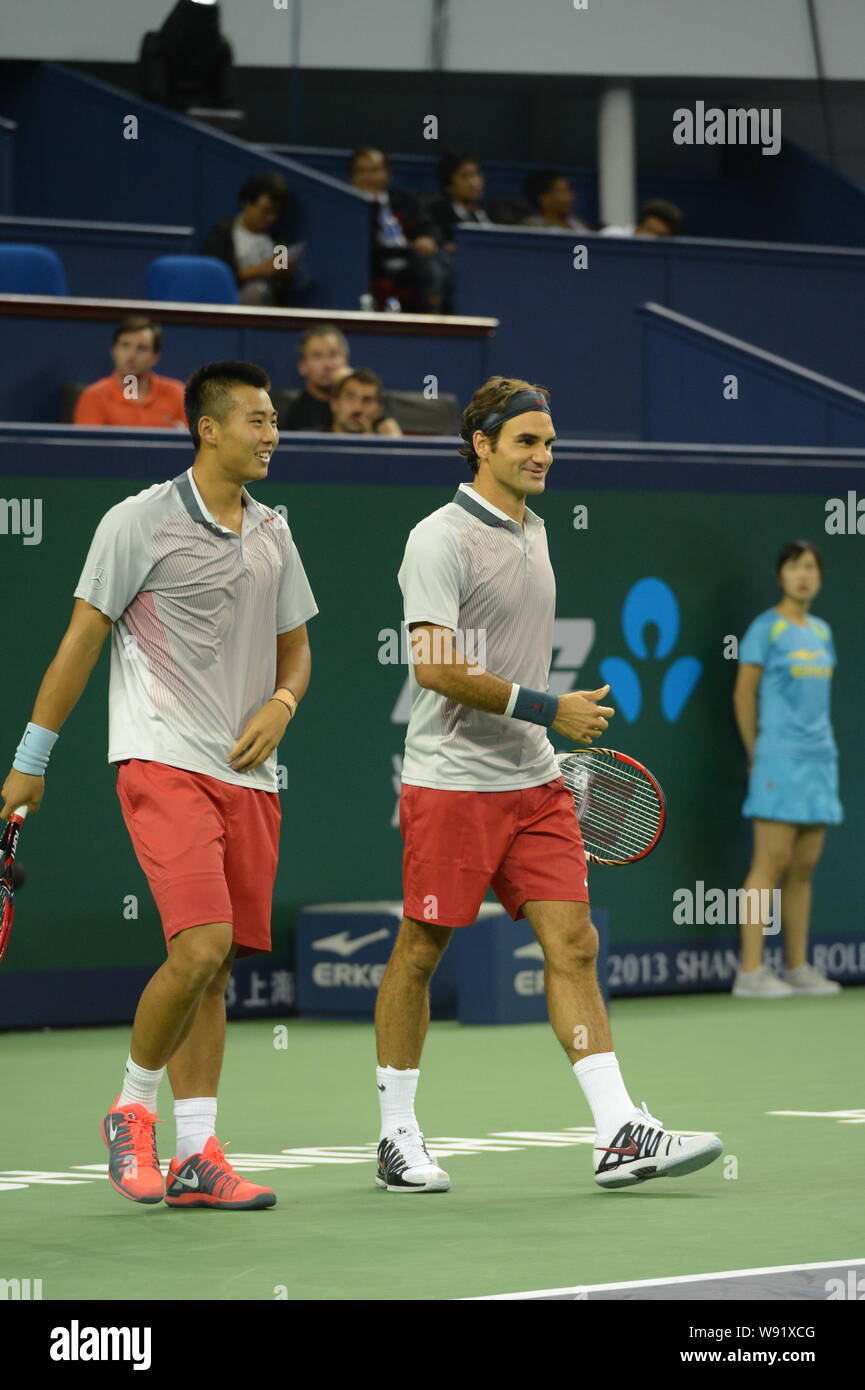 La Suisse de Roger Federer, droite, Chinas ZHANG Ze lors du premier tour dans le match de double du tournoi de tennis Masters de Shanghai à Qizho Banque D'Images