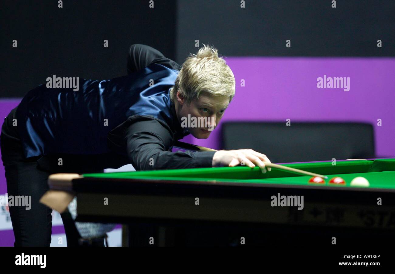 Neil Robertson, de l'Australie joue un coup contre Alex Davies de l'Angleterre dans leur premier match de l'International Championshi World Snooker 2013 Banque D'Images