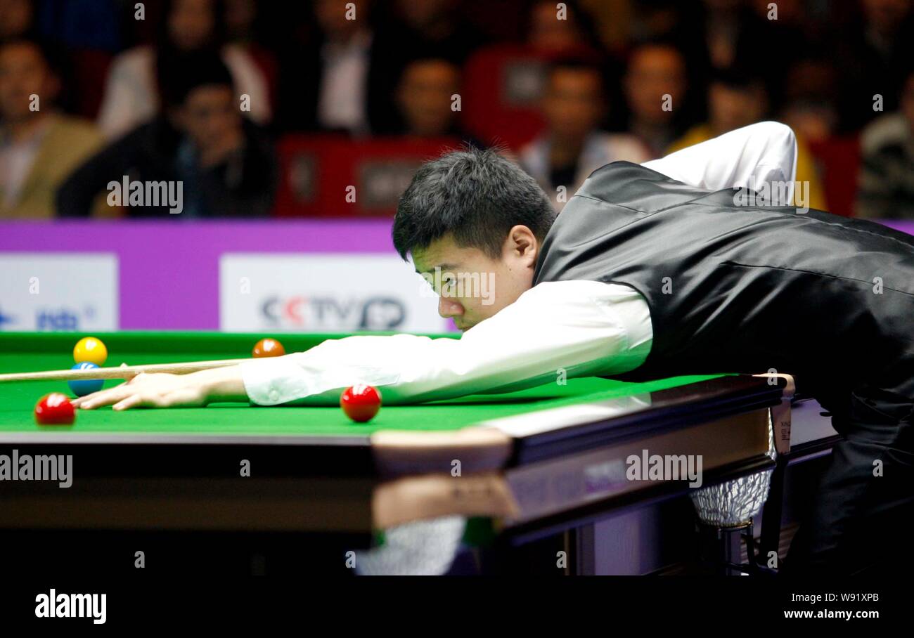 Ding Junhui de Chine joue un coup contre James Wattana de la Thaïlande dans leur deuxième match de la World Snooker Championship 2013 International en Banque D'Images